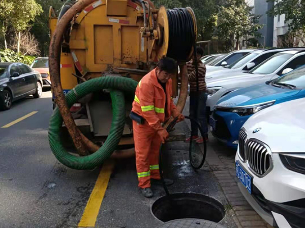 沿河排污管道清淤