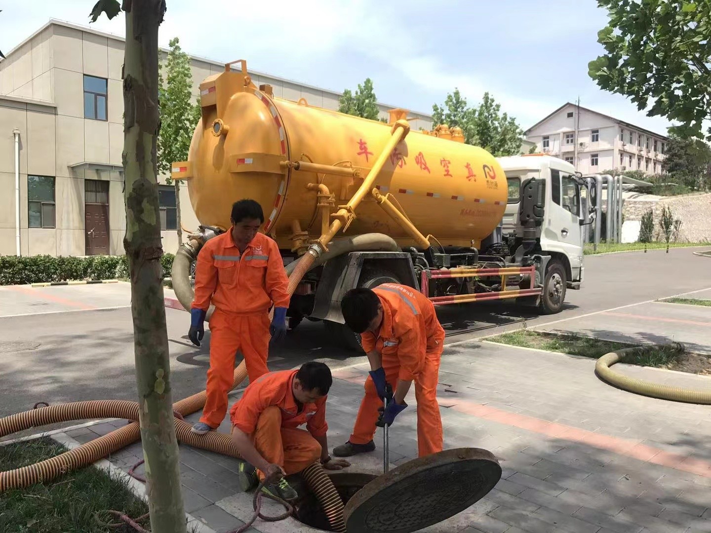 沿河管道疏通车停在窨井附近