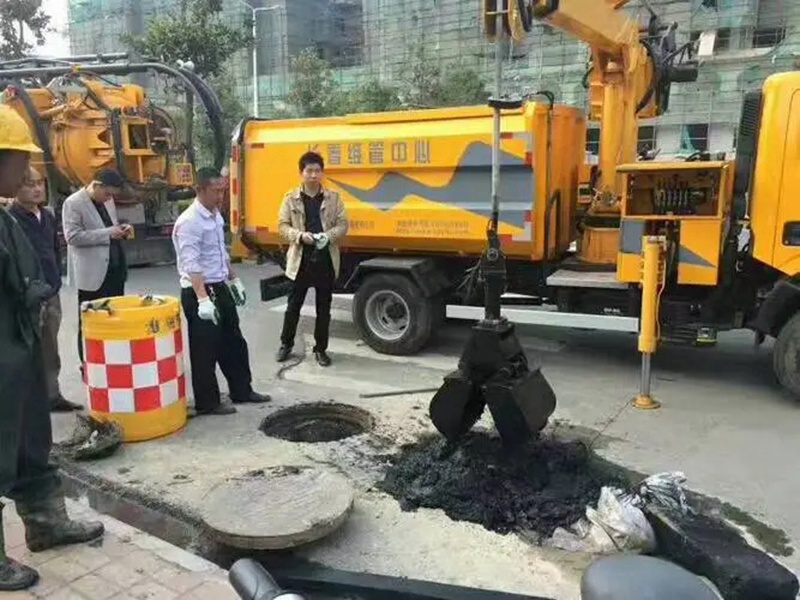 沿河街道：网格员化身“清道夫”，为民解忧疏通“堵心”化粪池