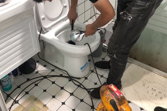 沿河马桶堵塞自己疏通还是找师傅?专业上门服务让你省时更省心